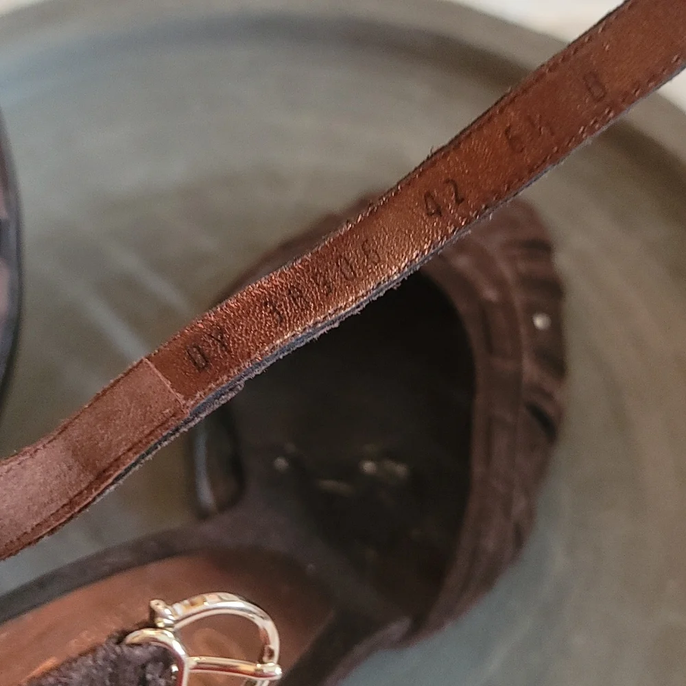 AUTHENTIC Salvatore Ferragamo Suede heels - Picture 4 of 7